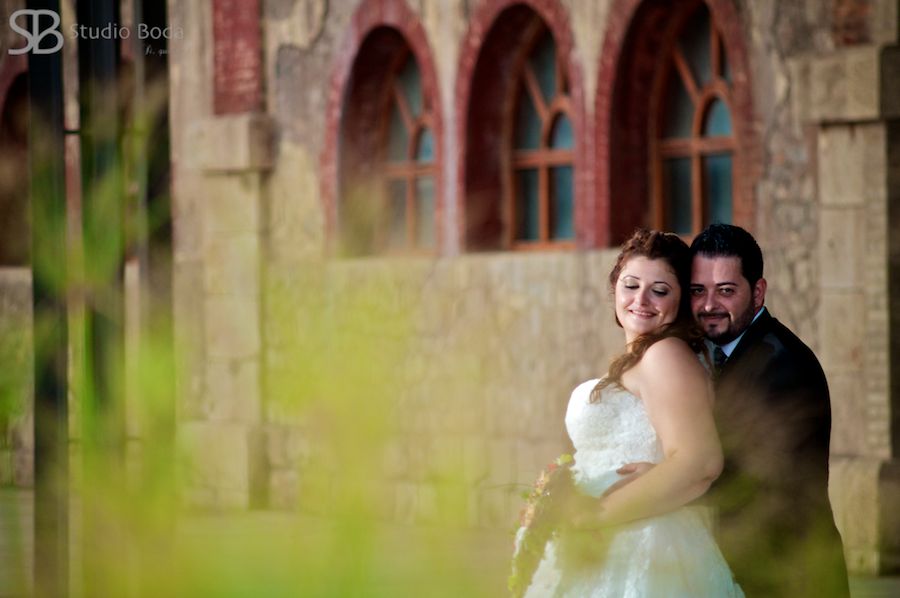 mejores-fotos-de-boda-201122 novios abrazados en exteriores