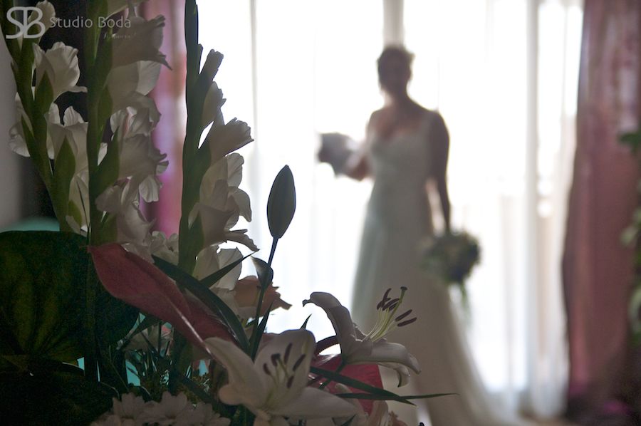 mejores-fotos-de-boda-20119 flores y novia mejor foto boda preparativos