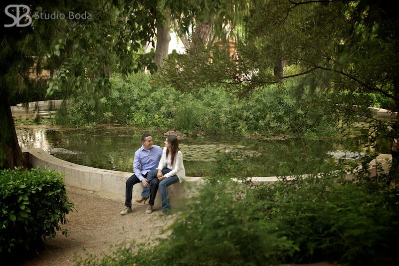 pre-boda-monforte1 pareja sentada en el parque